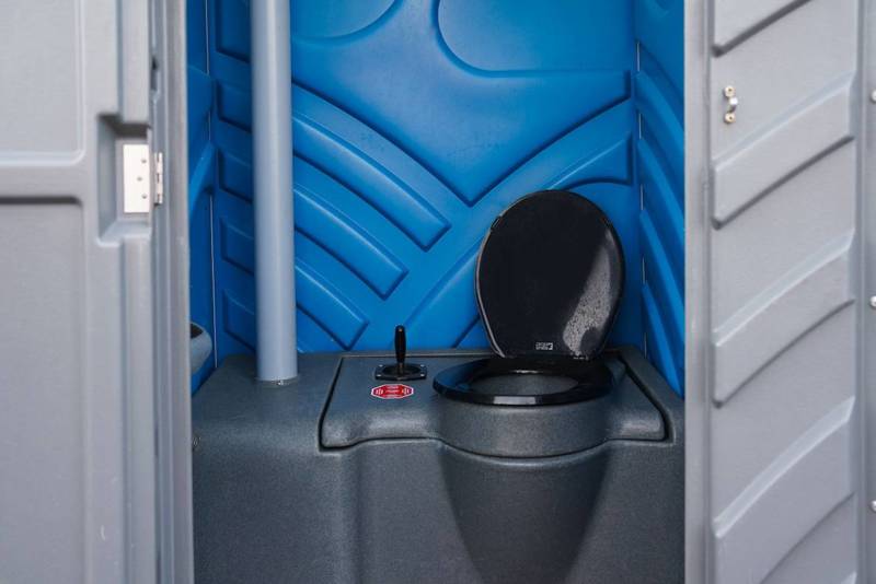 Binnenkant gereinigd luxe mobiel toilet huren