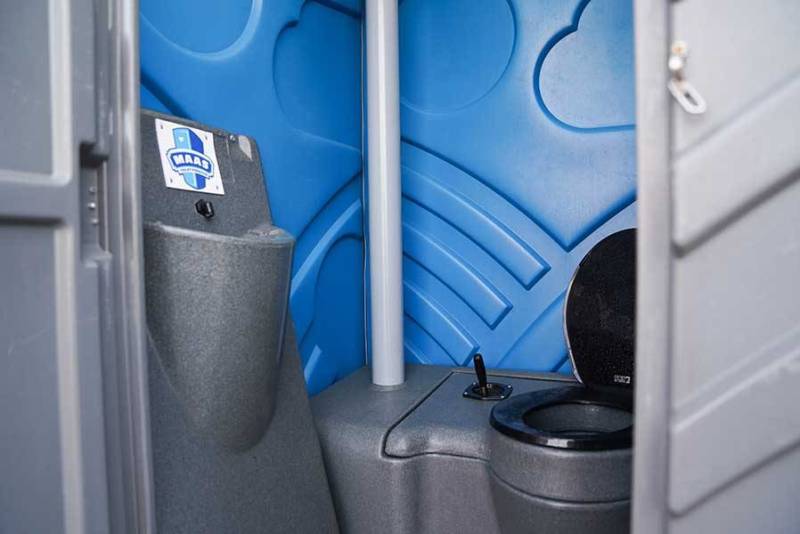 Mobiel toilet binnenkant met herentoilet