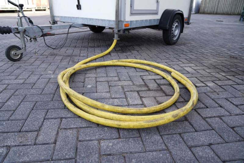 Afvoerslang mobiele badkamer - Maas Toiletverhuur