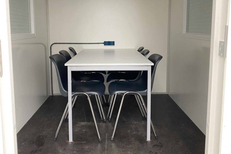 6 persoonstafel in bouwkeet - Maas Toiletverhuur